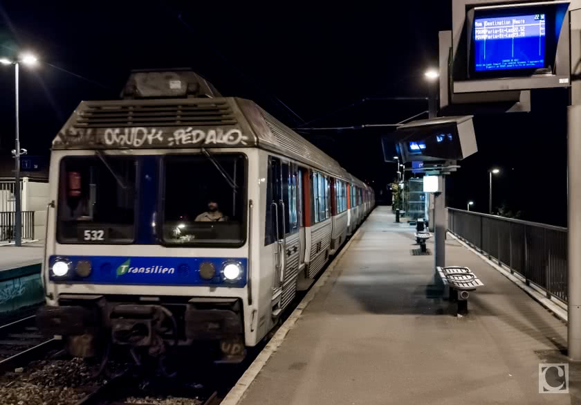 Sèvres (Hauts-de-Seine) – Train de banlieue à quai